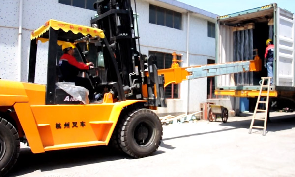 杭州叉車(chē)|玻璃行業(yè)，叉車(chē)串桿屬具卸貨實(shí)拍案例